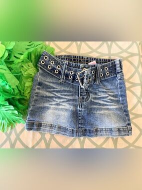 💫4/$25 • London Blues Y2K Distressed Belted Denim Skirt